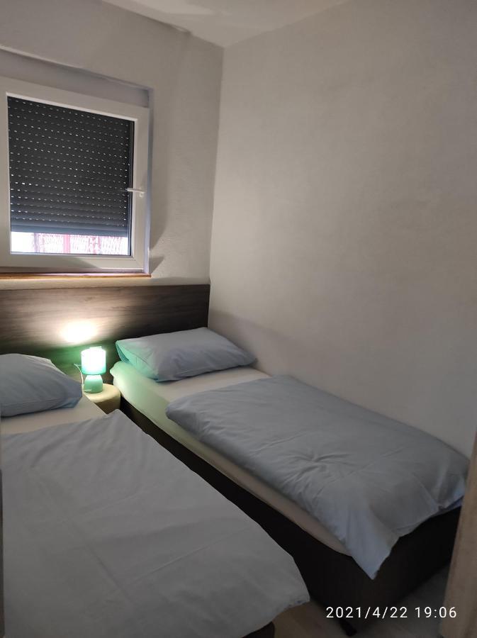 Apartmani QUATTRO Starigrad Paklenica Bagian luar foto