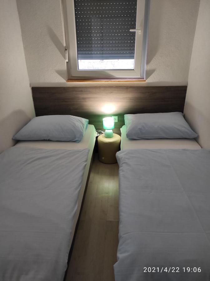 Apartmani QUATTRO Starigrad Paklenica Bagian luar foto