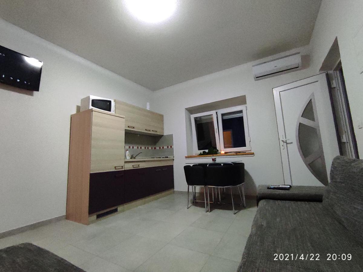 Apartmani QUATTRO Starigrad Paklenica Bagian luar foto