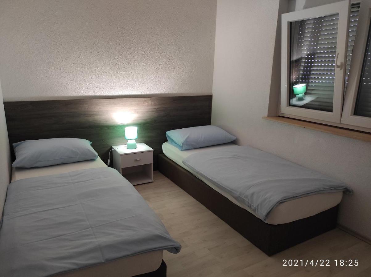 Apartmani QUATTRO Starigrad Paklenica Bagian luar foto